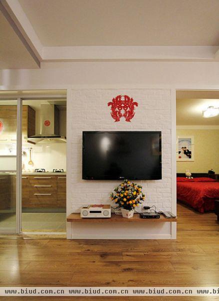 这个角度看可以看到客厅的电视墙以及卧室的一角