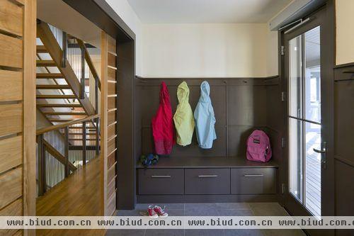 衣帽间与楼梯的巧妙设计运用，让本来空闲的房间变成一个可以使用的空间。