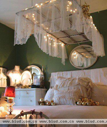 曼妙的轻纱床顶围着LED，营造了浪漫美好的氛围。墨绿色的墙面在暖暖的灯光下，使这个卧室呈现了神秘的情调。