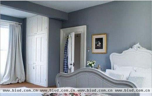 同样的蓝色，不同的明度，不同布置，呈现出不同的效果。这个卧室给人以清爽、清透之感，给炎热的夏天带来了丝丝凉意。选用了欧式的床架，立刻就给客厅加入了不同的味道。