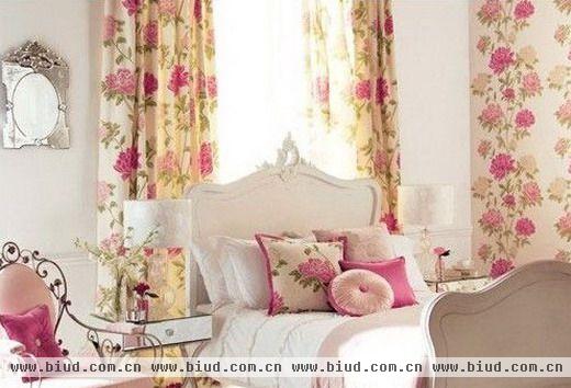 田园风格卧室，也能展现出浪漫的情调。桃红小花图案的曼妙窗帘、素雅的同色系床品，让这个空间在淡雅和明快中透露出小清新的甜美。其实不需要更换家具，只要简单变装，就能让家展现小清新的浪漫。