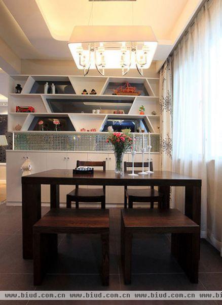 餐厅原木深色的餐桌，两个高靠背，两个矮凳，绝对赞