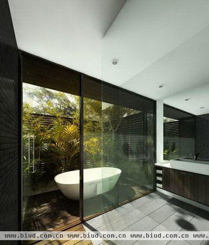 这个卫浴间完全由木结构设计而成，一踏入这个空间，木质的清香扑面而来。玻璃的墙面，让明媚的阳光都照射进来，带来极好的沐浴感受。