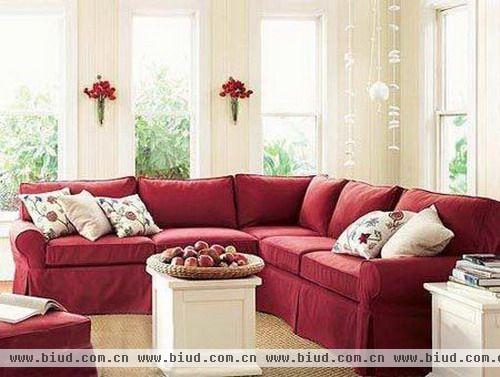 酒红色的沙发绝对是客厅里的主角，万种风情尽。米色的墙面、白色的窄窗和酒红色沙发互相辉映，淡雅和热烈如此和谐的融合在一起。
