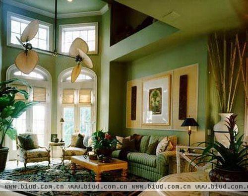 现代简约风也开始走进美国人的家庭，简单的白色沙发柔软舒适，两盆白色兰花高洁优雅，几幅画作展示了主人的品位和格调。