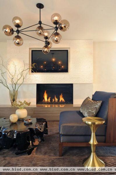 华丽的客厅，它融合了多种元素：奢华、古典、优雅大气。客厅用了低调的米色，显得很优雅吧，银色的灯饰和茶几恰好形成呼应，给客厅带来了古典奢华感。 
