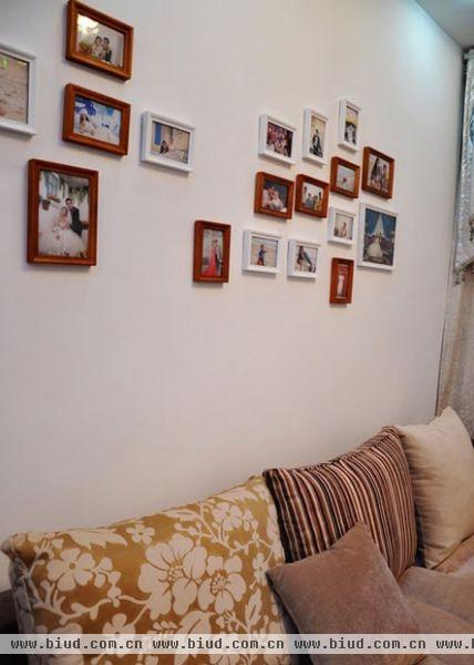 客厅的沙发背景墙通过相片墙的形式，使得背景墙不会太单调。客厅的沙发墙的时尚相片墙，可以自己随意搭配造型