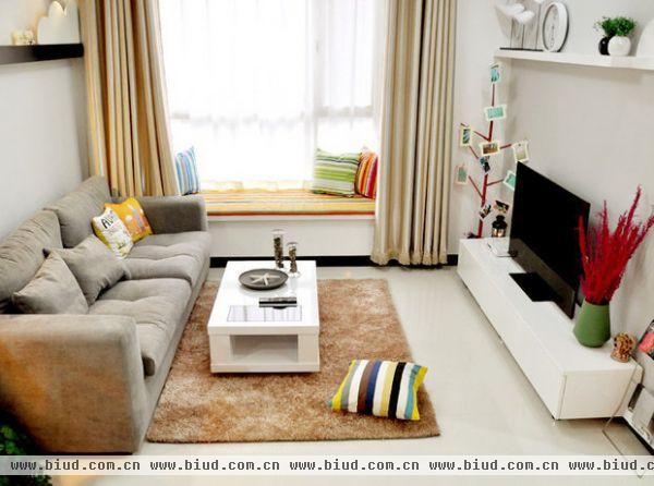 开放式简约公寓设计，简单的家具布置，简单而不失优雅，很有韵味的家居，很适合生活。