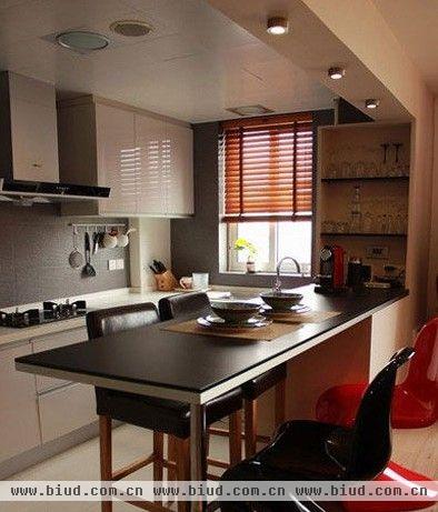 厨房壁面采用茶镜产生反射效果加大空间感;厨具色系与整体空间搭配合宜，呈现合谐的美感。也很节省空间，小空间也能活动自如。