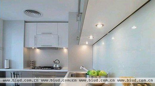 灰白色橱柜搭配暖黄灯光，整个厨房干净整洁，又给人家的温暖。