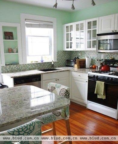 浅绿浅绿的氛围中，大理石台面与花布桌椅，棕色木板多元素的结合，都让这个厨房表现得与众不同。