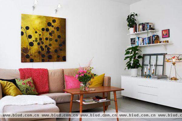 简单的布艺沙发，简洁的装饰画，搭配的非常协调