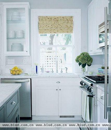 白色被认为是最为明亮的颜色，它没有杂质、单纯简单，能给人清爽通透的视觉感受。同样的小厨房，无色无相的白色调最具扩张视野的效果，所以，也可以说，白色是小户型厨房的救星。