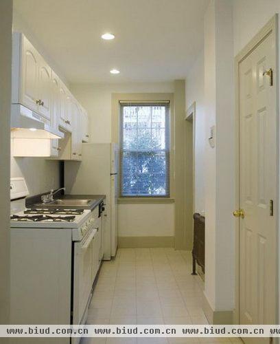纯白无暇的白色整体橱柜把整个厨房空间映照得十分亮堂，蓝白格子的瓷砖同样具有清透的效果。在这样明亮的小厨房里，再放一盆绿植，置身其中，你会忘记了这是一个迷你的小厨房，而会感觉自己在一个空气清爽的大空间里。