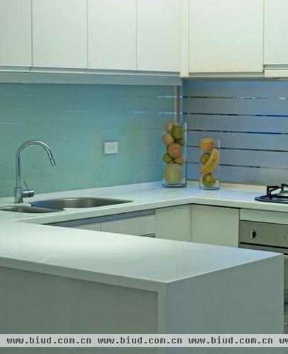 在小户型厨房里，多运用能反光的材料可以让小空间更加明亮宽敞。在白色橱柜之外，搭配亮片马赛克瓷砖，并把橱柜的上柜也设计成玻璃窗，你会发现小户型厨房并不逊色。