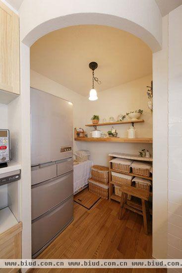 厨房的储物间，小空间蕴藏着大智慧。木板充当了这个小区域的主力军。分层的样式，可以摆放很多物品，大大增加了小空间的收纳性。