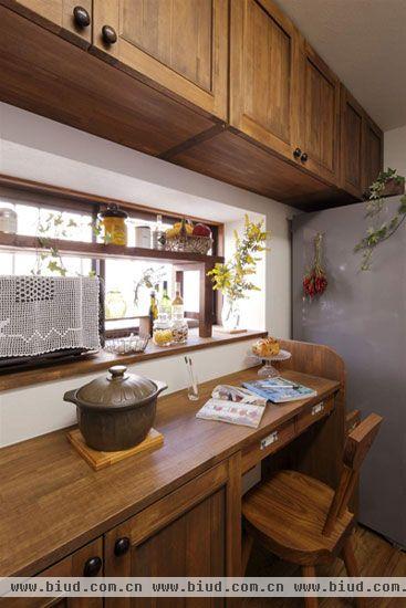 厨房区域的一个小角落。厨房区域同样采用木质装饰。木质的整体柜子，椅子，柜子，淳朴的木色，自然清新。