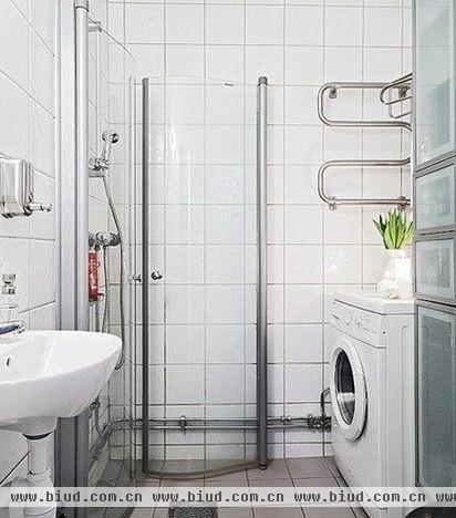 白色的墙砖让卫浴间的视觉效果得到很好的调适，配以线条简明的洁具显得时尚而大气。合理利用空间的每一个角落，让卫生间的功能性得到最大发挥。