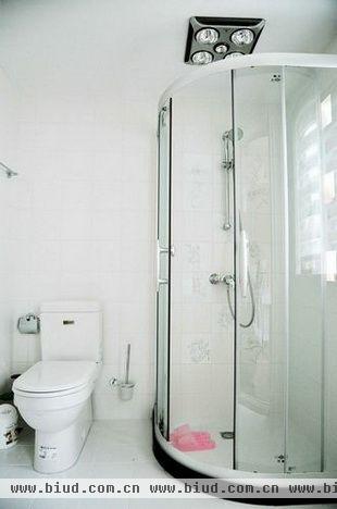 白色的墙砖让卫浴间的视觉效果得到很好的调适，配以线条简明的洁具显得时尚而大气。卫浴间整体清浅的色调让空间看起来干净整洁，同时在家具上运用透明的玻璃和反光的镜面材质，增加了视觉面积和空间的通透感。