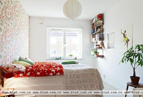 卧室四温馨的，在白色的主色调之外，又使用了一些绚丽的色彩。整个布置甜蜜温馨，浪漫异常。房间虽小，但雅致淳朴。