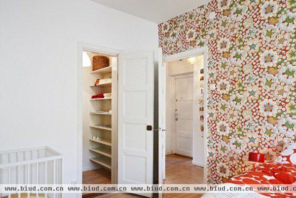 浪漫的卧室，墙面是各种彩色的花卉图案，精心布置的卧室干净整齐。