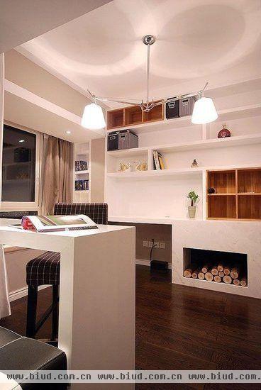 客厅后面设计成一个小书房空间。这次改造除了保持家的温馨与舒适度外，其合理的利用空间布局也是这次家居改造之中的设计重点~~~ 