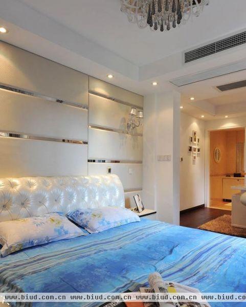 清爽蓝色系的卧室布置，简单的装饰画搭配，一切的一切都是为现代清新设计。