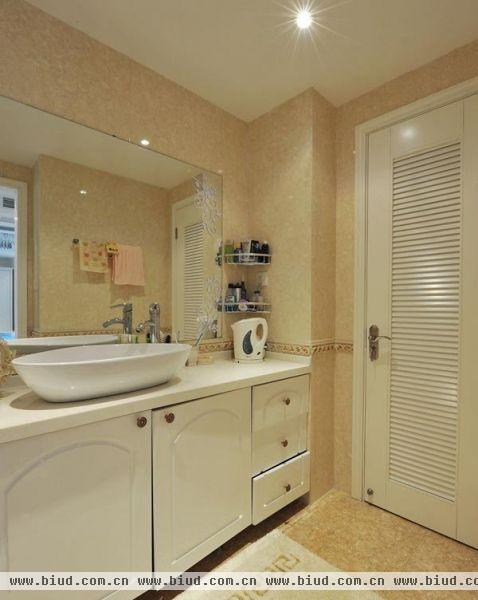 清爽简洁的卫生间设计，简洁明了，更重于使用功能。墙面一块镜子，简单的置物架，一些时常用到的清洁用具，无不说明了卫生间的简约布局。