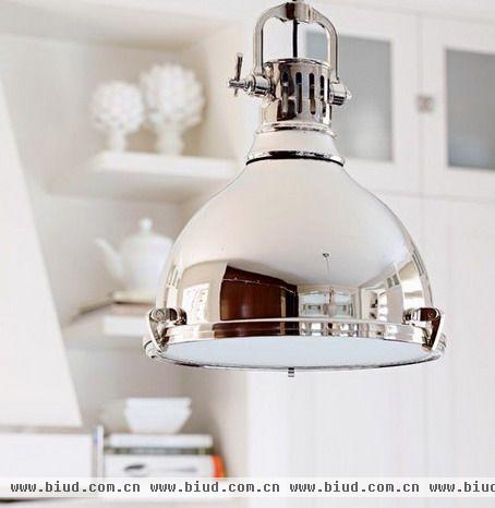 简洁的不锈钢质感吊灯为古典风格的厨房带来现代的风格。