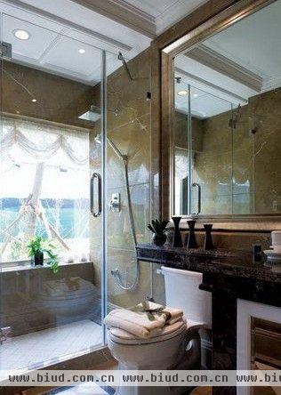 现代风格的卫浴间显得非常简洁美观，完美的诠释了精致生活，小户型空间就是以实用为主，自然是要摈弃是不实用、浮夸的设计元素，整个卫浴间显得简洁、大方。