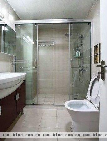 卫浴间卫浴产品采用不同的色彩搭配，营造出舒缓大气的卫浴空间，小户型空间虽小，充分利用起来一样有模有样。