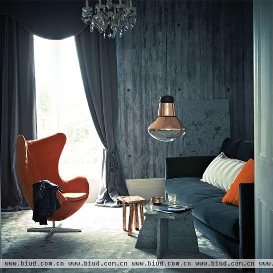法式风格温馨客厅装修设计，色调温和又融合。冷色和暖色靠垫的完美搭配，不会太过冰冷的视觉效果。