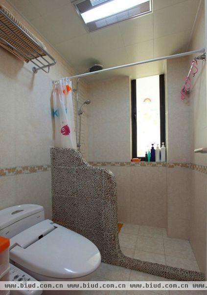 卫生间的淋浴区没装玻璃门，借鉴网上的家装案例防止水外溅