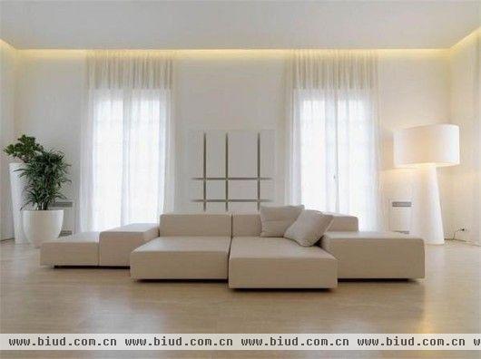 米白的家具充满质感，大面积的留白有一种孤寂的时尚感。