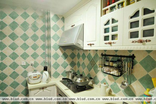 这厨房，倒没有那么多繁复的色彩，但是打造得非常清新，颜色看上去非常舒服，乳白色加上绿色，如此令人舒服的颜色，这是大自然的色彩，而各种物件摆放的也较为整齐，看上去干干净净的。