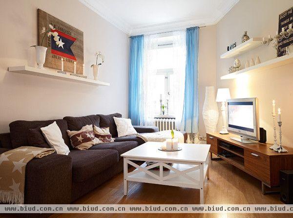 又是一张客厅的图片，换了个角度而已，简单的电视柜，简单的方桌，浅蓝色的窗帘，很有爱。尤其喜欢那样的窗帘，美丽极了。 
