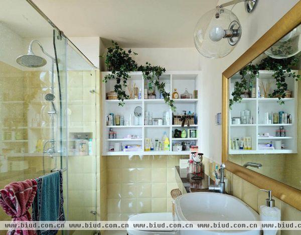 卫生间虽然小但是用到的是非常充分，置物架淋浴房浴室柜一一不缺，大镜子可以好好的臭美的