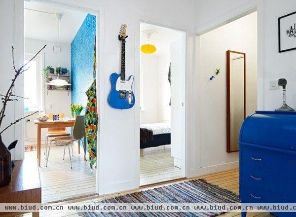 每个房间的布局较为紧密，因为空间有限，有门作为阻隔，房间相通。色调基本一致，白色为主色调，却不似其他的北欧风格单调的色彩，还融入了大量的蓝色，给予人一种清透的感觉