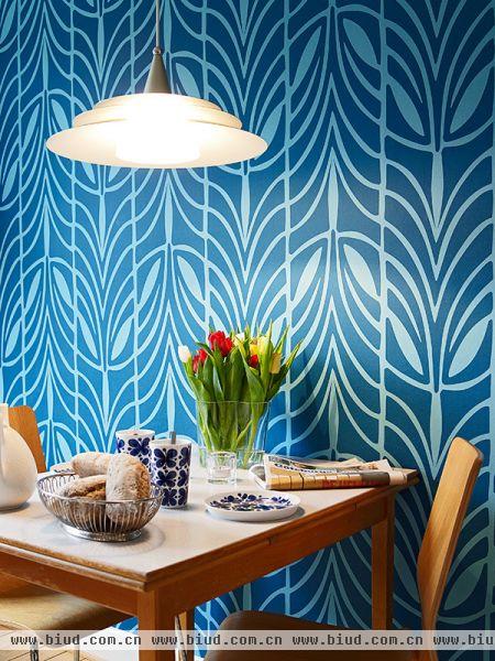 蓝色带花纹的墙纸设计，凸显出强烈的个性感。这样的创意墙纸带给人强烈的视觉冲击力。