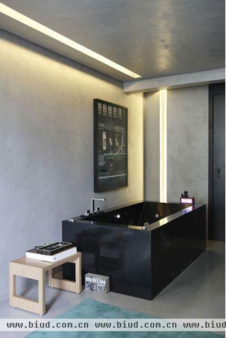 浴缸上充满质感的银色边缘反着光，和墙面以及吊顶上的灯带相辅相成，造就了一个简约时尚的动感空间。