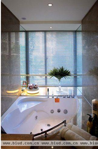 充分的利用了飘窗营造了一个更宽敞更悠闲的沐浴环境，而按摩浴缸带来的舒适快感则更是一种美好的享受。