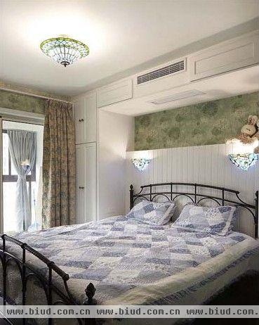 卧室素雅洁净，淡淡的蓝色是海水的代表，铁艺壁灯、灯塔和船桨，都是主人精心点缀的。