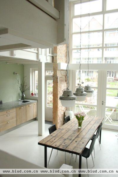 如果你喜欢开放式室内设计，这套房子的设计应该是你喜欢的类型。这是一套位于荷兰鹿特丹的大房子，有220平方米，包含四个卧室，一个卫生间，装修的预算的13万欧元。