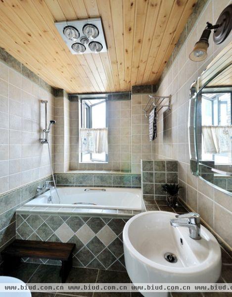 主卫的卫生间，砖是有些复古的调调。大大的浴缸泡澡应该是非常不错的