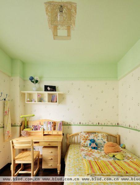 儿童房的色彩则多了几分可爱，冷暖色调的搭配以及木质家具的温存，让这个空间如花般静放