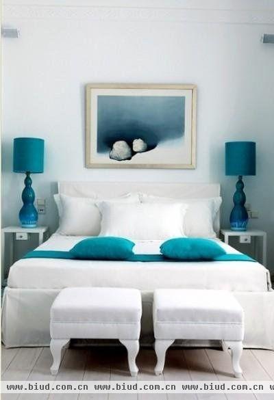 地中海风格的家具以其极具亲和力的田园风情及柔和的色调和组合搭配上的大气广受大家喜爱，这套地中海风格的卧室可以说设计的十分典型，让我们共同沉浸在这片纯净的湛蓝里吧！
