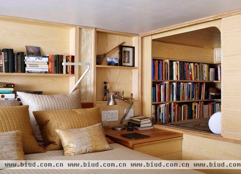 非常喜欢题图中卧室里这个小小的图书馆，想想看，如果是一个周末的清晨，裹着毯子窝在里面，随便翻看几页喜欢的书籍，那实在是一种惬意的享受~