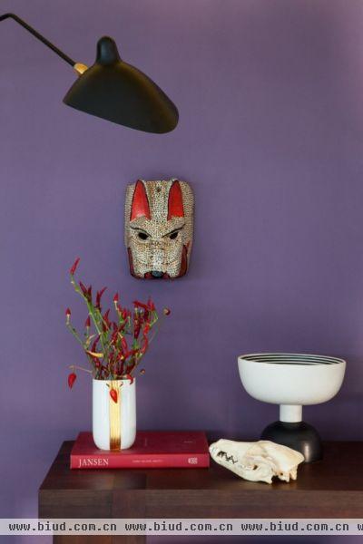 紫罗兰色的墙壁，颇具本地特色的面具，各种精彩的照片，及颇具东方色彩的艺术品。整个房子包含了东方和西方的美学元素，是混搭和文化交错的现代演绎。
