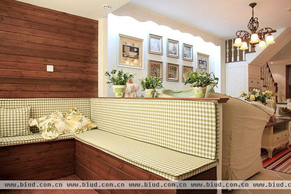 浅绿色的沙发带给人们视觉上的享受，以大自然的色彩来烘托恬淡闲适的气氛再恰当不过了。当然也少不了绿色植物以及简洁家具的衬托。