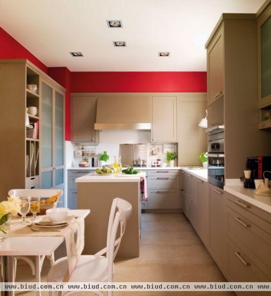天花和墙壁有一部分用了红色，给整个厨房带来一种新鲜、时尚的视觉感受。